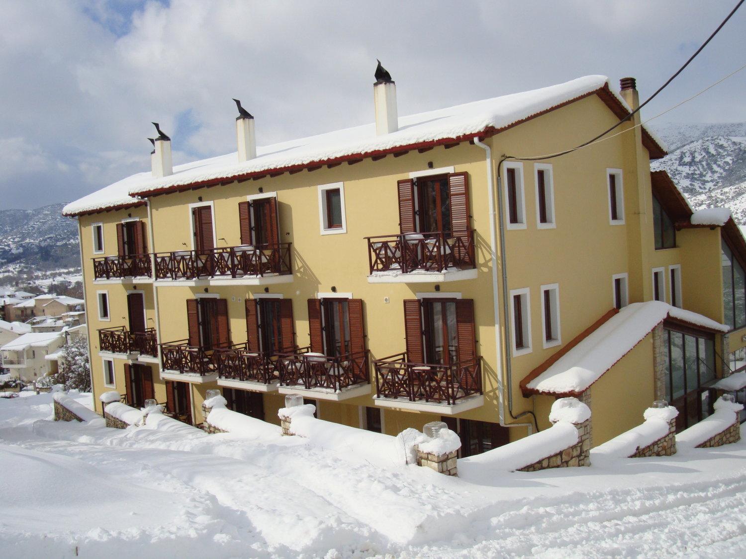 Ahilion Hotel Калаврита Экстерьер фото