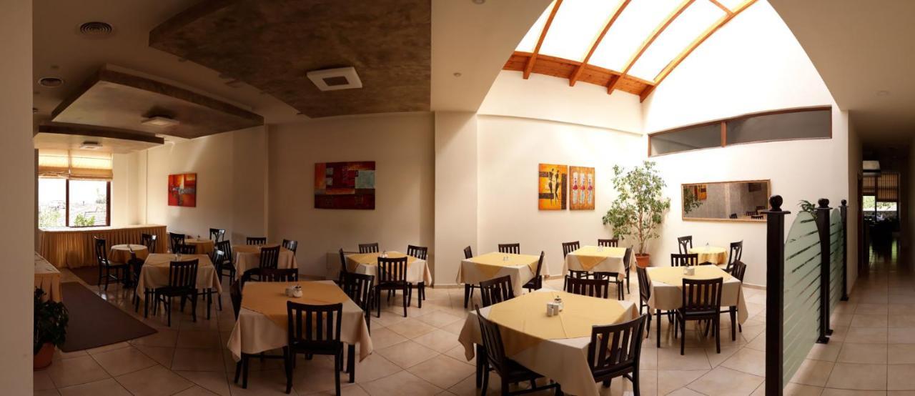 Ahilion Hotel Калаврита Экстерьер фото